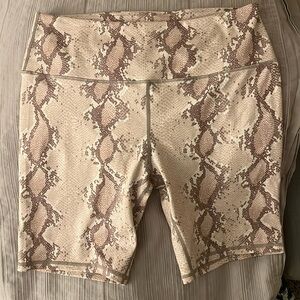 Varley Albury Snakeskin Bike Shorts‎ XL